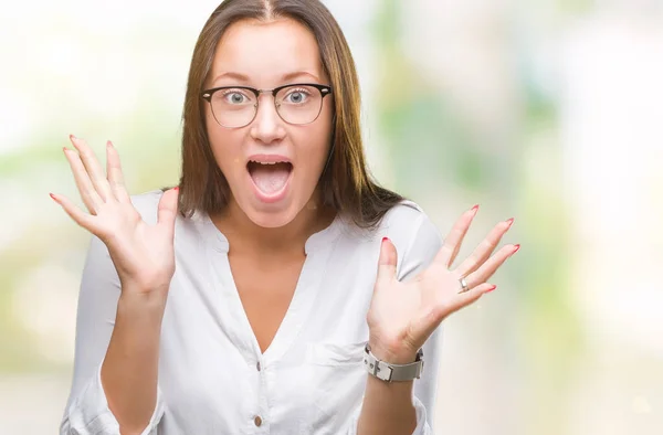 Junge Kaukasische Schöne Geschäftsfrau Mit Brille Vor Isoliertem Hintergrund Feiert — Stockfoto