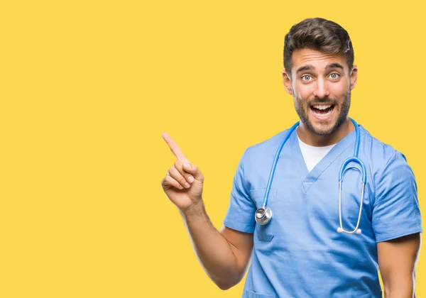 Giovane Medico Chirurgo Bello Uomo Sfondo Isolato Con Grande Sorriso — Foto Stock