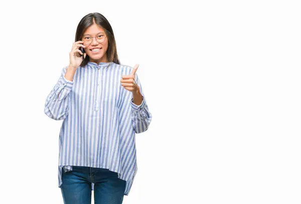 Joven Asiático Mujer Hablando Por Teléfono Sobre Aislado Fondo Feliz — Foto de Stock