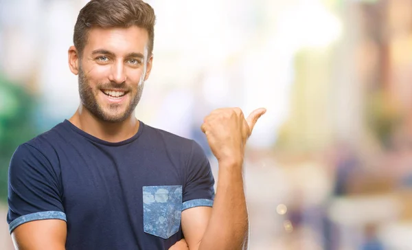 Jovem Homem Bonito Sobre Fundo Isolado Sorrindo Com Rosto Feliz — Fotografia de Stock