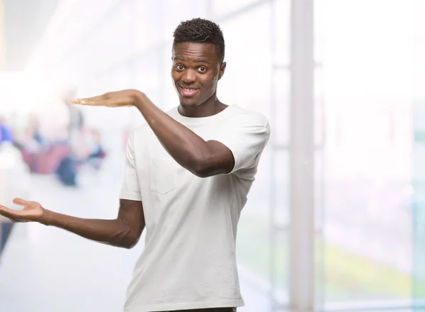 Unga Afroamerikanska Man Klädd Vit Shirt Gestikulerande Med Händer Som — Stockfoto