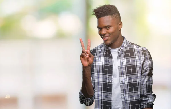 Joven Hombre Afroamericano Sobre Fondo Aislado Sonriendo Con Cara Feliz —  Fotos de Stock