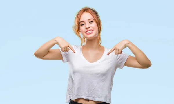 Giovane Bella Donna Sfondo Isolato Guardando Fiducioso Con Sorriso Sul — Foto Stock