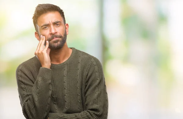 Adulto Ispanico Uomo Indossa Maglione Invernale Sfondo Isolato Pensando Cercando — Foto Stock