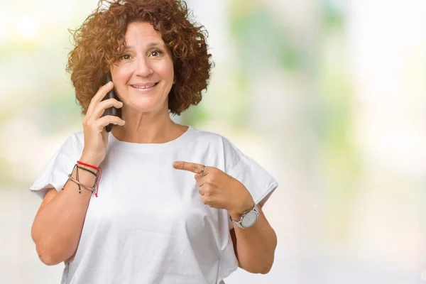 Middelste Ager Senior Vrouw Praten Smartphone Geïsoleerde Achtergrond Erg Blij — Stockfoto