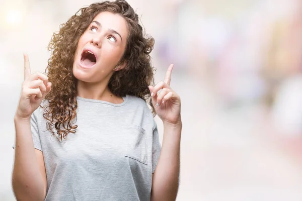 Bella Giovane Bruna Capelli Ricci Ragazza Indossa Sguardo Casuale Sfondo — Foto Stock