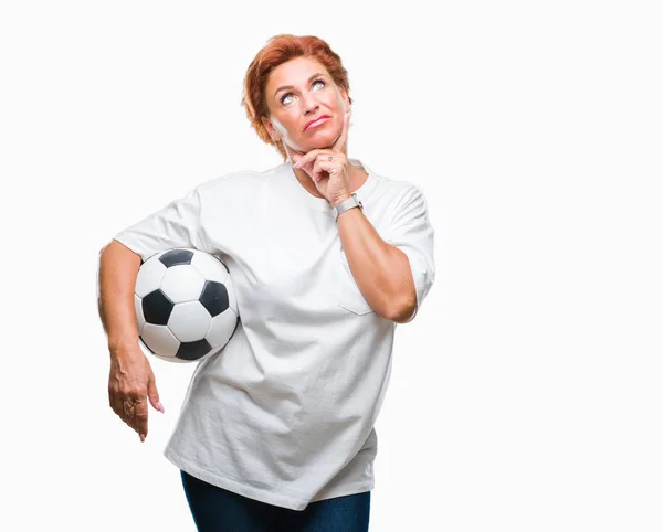 Atractiva Mujer Pelirroja Caucásica Senior Sosteniendo Pelota Fútbol Sobre Fondo —  Fotos de Stock