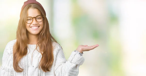 Jovem Bela Morena Hipster Mulher Usando Óculos Chapéu Inverno Sobre — Fotografia de Stock