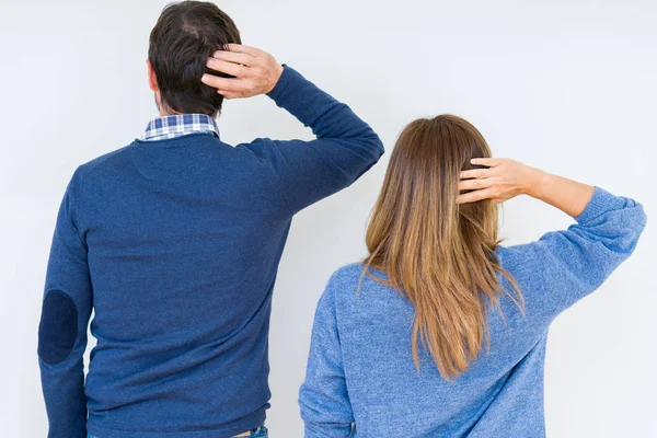 Mooie Middenleeftijd Paar Verliefd Geïsoleerde Achtergrond Terug Denken Twijfel Met — Stockfoto