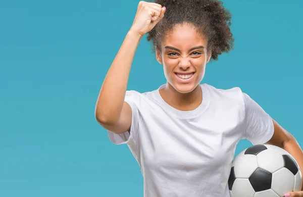 Joven Hermosa Afroamericana Sosteniendo Pelota Fútbol Sobre Fondo Aislado Molesto —  Fotos de Stock