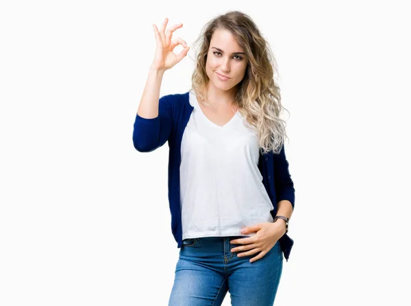 Linda Jovem Loira Sobre Fundo Isolado Sorrindo Positivo Fazendo Sinal — Fotografia de Stock