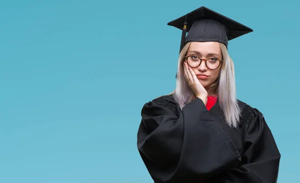 Mladá Blond Žena Postgraduální Uniformě Nad Izolované Pozadí Myšlení Pohledu — Stock fotografie