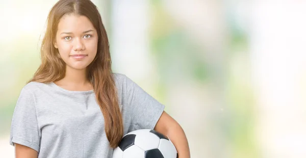 Μελαχρινή Νεαρή Όμορφη Γυναίκα Κρατώντας Την Μπάλα Ποδοσφαίρου Ποδοσφαίρου Πάνω — Φωτογραφία Αρχείου