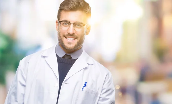 Mladý Pohledný Muž Nosí Doktor Scientis Kabát Izolované Pozadí Pohledu — Stock fotografie