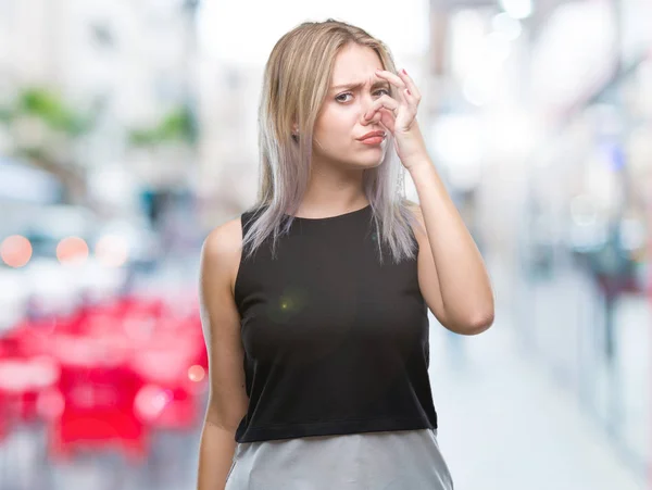 Unga Blonda Kvinnan Över Isolerade Bakgrund Lukta Något Illaluktande Och — Stockfoto