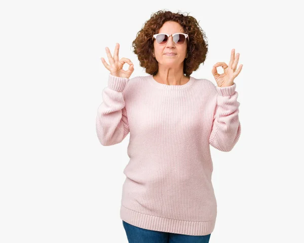 Hermosa Mujer Mediana Edad Ager Usando Suéter Rosa Gafas Sol — Foto de Stock