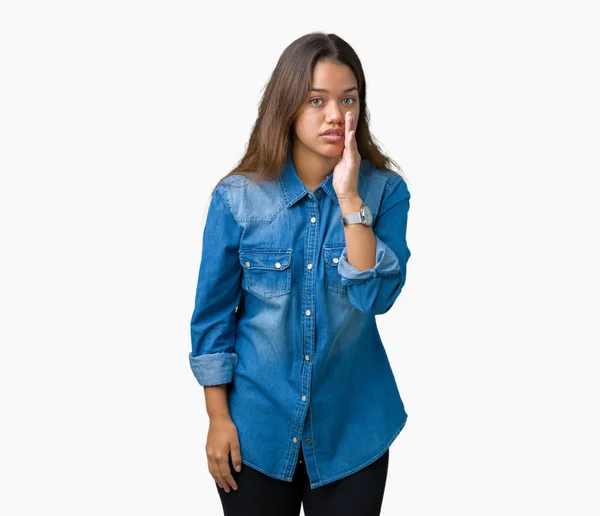 Üzerinde Mavi Kot Gömlek Giyen Genç Güzel Esmer Kadın Arka — Stok fotoğraf