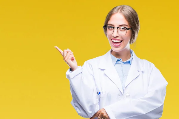 Mooie Jonge Blonde Dokter Vrouw Dragen Witte Vacht Geïsoleerde Achtergrond — Stockfoto