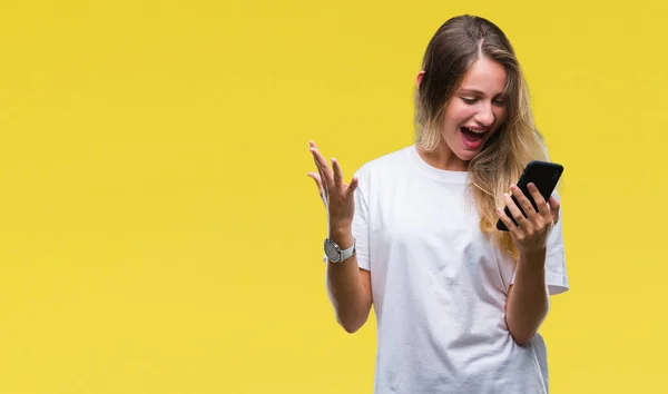 Smartphone Üzerinde Kocaman Bir Gülümseme Ile Çığlık Zaferini Kutluyor Ellerini — Stok fotoğraf