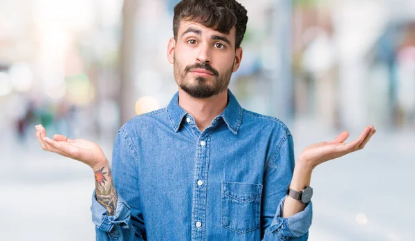 Joven Hombre Guapo Sobre Fondo Aislado Expresión Despistada Confusa Con — Foto de Stock