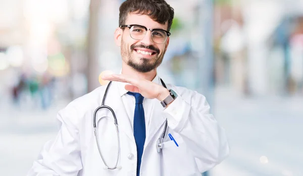 Mladý Doktor Muž Nemocnici Kabát Přes Izolované Pozadí Ukázal Rukou — Stock fotografie
