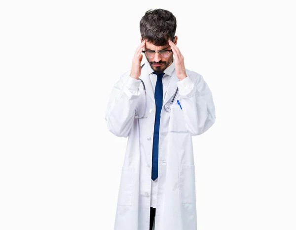若い医者のための頭の中の痛みのための頭の上の手で隔離された背景の上病院コートを着た男ストレス 片頭痛に苦しんでいます — ストック写真