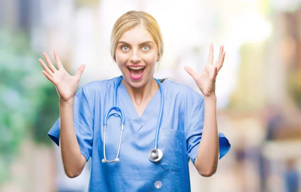 以上の若い美しい金髪の医者の外科医看護師女性クレイジーを祝う背景を分離した腕を上げると成功のためびっくりし 叫んで興奮して目を開きます 勝者の概念 — ストック写真