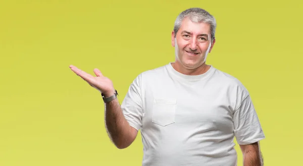 Hombre Mayor Guapo Sobre Fondo Aislado Sonriente Alegre Presentando Señalando — Foto de Stock
