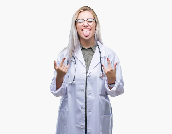 年轻的金发医生的女人在孤立的背景尖叫与疯狂的表情做摇滚符号用手 音乐明星 重的概念 — 图库照片