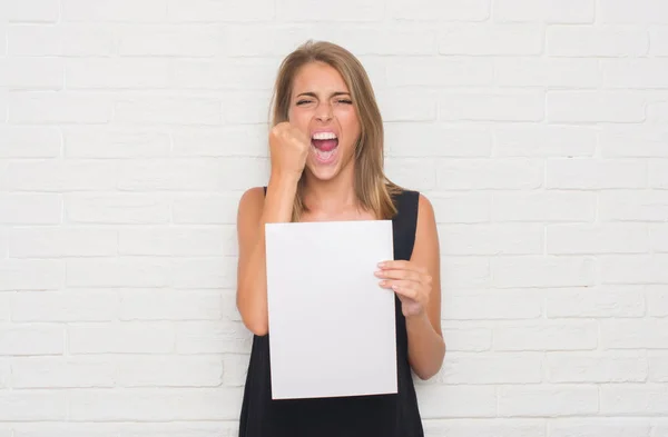 Mulher Bonita Sobre Parede Tijolo Branco Segurando Folha Papel Branco — Fotografia de Stock