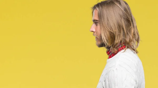 Pemuda Tampan Dengan Rambut Panjang Mengenakan Sweater Musim Dingin Atas — Stok Foto
