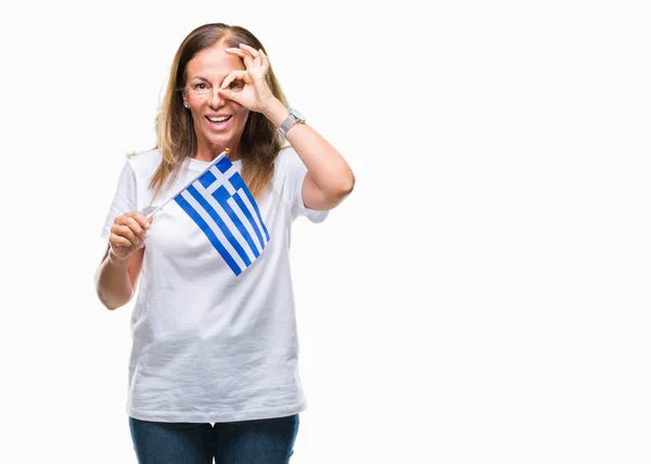 Mulher Hispânica Meia Idade Segurando Bandeira Grécia Sobre Fundo Isolado — Fotografia de Stock