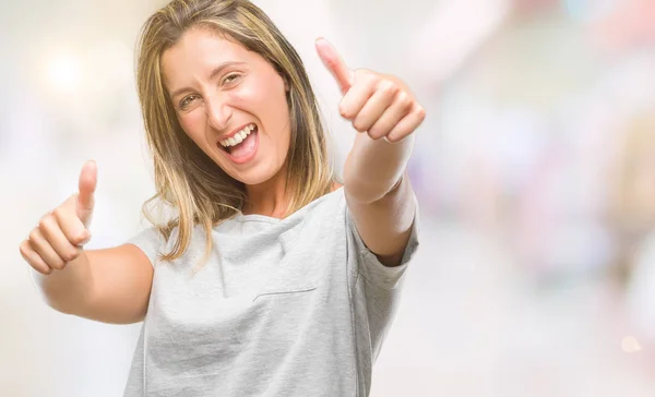 Joven Mujer Hermosa Sobre Fondo Aislado Aprobando Hacer Gesto Positivo —  Fotos de Stock