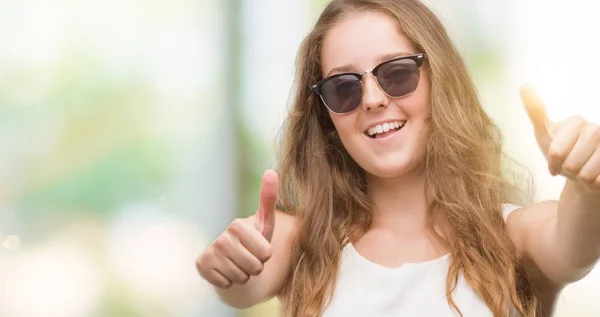 Junge Blonde Frau Mit Sonnenbrille Die Positive Geste Mit Der — Stockfoto