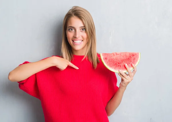 Hermosa Mujer Joven Sobre Pared Gris Grunge Comiendo Sandía Con —  Fotos de Stock