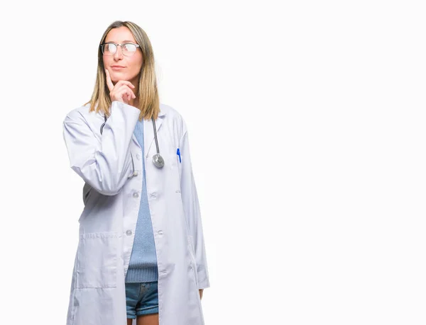 Jonge Mooie Dokter Vrouw Koptelefoon Geïsoleerde Achtergrond Met Hand Kin — Stockfoto