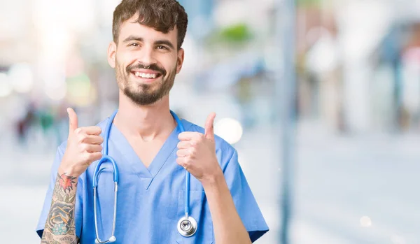 Der Junge Gut Aussehende Krankenpfleger Trägt Chirurgenuniform Über Einem Isolierten — Stockfoto