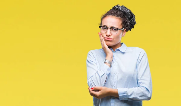 Joven Chica Negocios Afroamericana Trenzada Pelo Usando Gafas Sobre Fondo —  Fotos de Stock