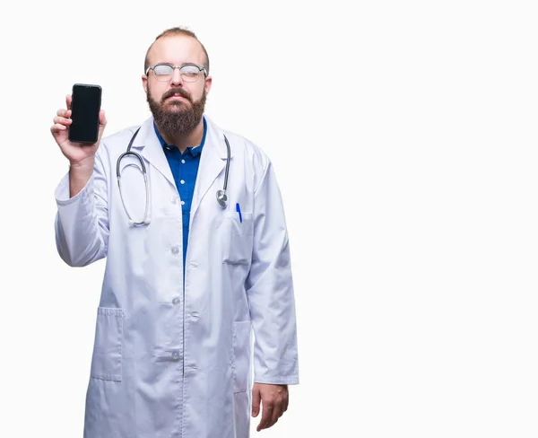 Giovane Medico Uomo Mostrando Schermo Smartphone Sfondo Isolato Con Espressione — Foto Stock