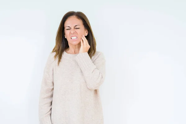 歯痛や歯の歯科病気のため痛みを伴う式で手で口に触れて分離の背景に美しい中年女性 歯医者コンセプト — ストック写真