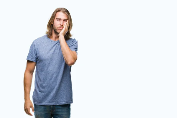 Joven Hombre Guapo Con Pelo Largo Sobre Fondo Aislado Pensando — Foto de Stock