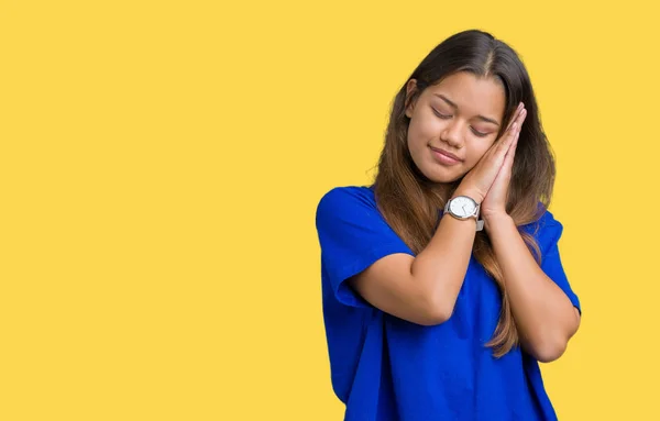 Jovem Bela Mulher Morena Vestindo Camiseta Azul Sobre Fundo Isolado — Fotografia de Stock