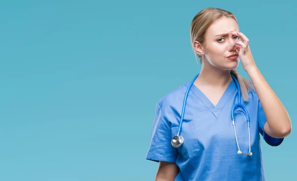 Joven Cirujana Rubia Doctora Sobre Fondo Aislado Oliendo Algo Apestoso — Foto de Stock