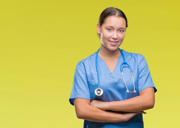 Joven Doctora Caucásica Vistiendo Uniforme Médico Sobre Fondo Aislado Cara — Foto de Stock