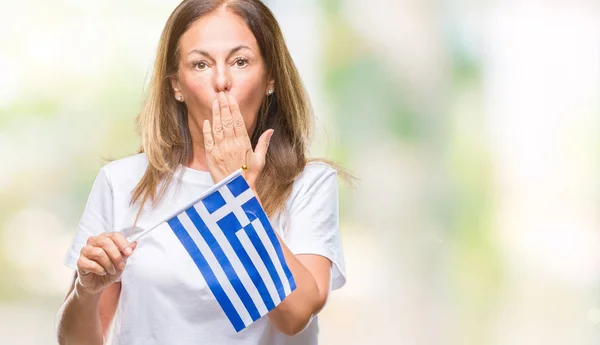 中年西班牙妇女拿着希腊的旗子在孤立的背景盖嘴与手震惊与耻辱 表达恐惧 害怕在沉默中 秘密概念 — 图库照片