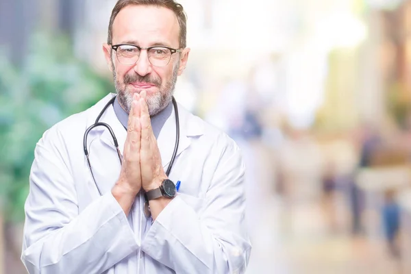 Medelåldern Hoary Överläkare Man Klädd Medicinsk Enhetlig Isolerade Bakgrund Ber — Stockfoto