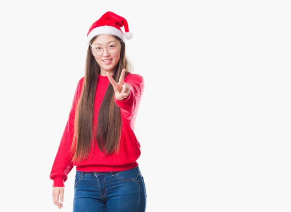 Giovane Donna Cinese Sfondo Isolato Indossa Cappello Natale Sorridente Guardando — Foto Stock