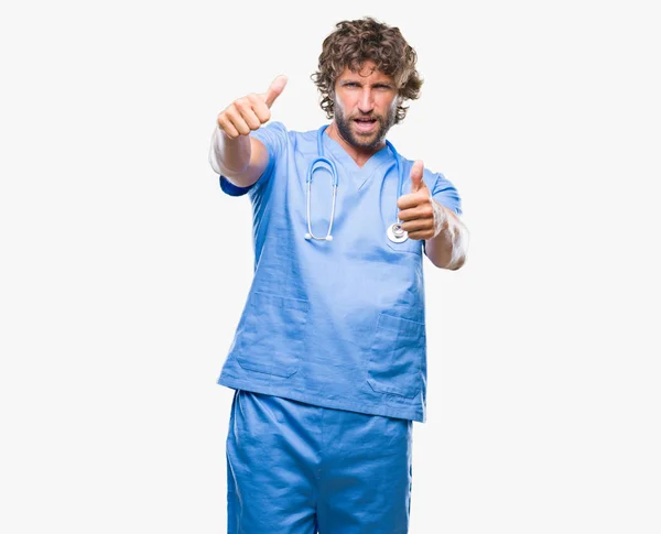 Knappe Hispanic Chirurg Dokter Man Goedkeuring Van Geïsoleerde Achtergrond Thumbs — Stockfoto