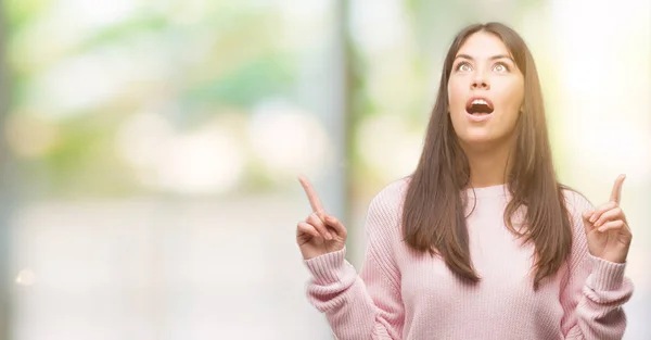 Joven Mujer Hispana Hermosa Usando Suéter Asombrado Sorprendido Mirando Hacia —  Fotos de Stock