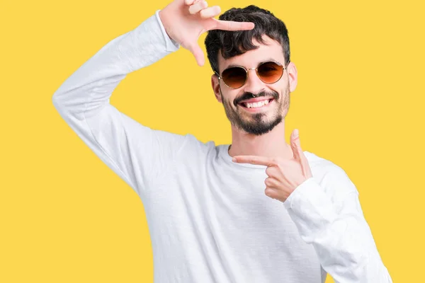 Jonge Knappe Man Dragen Van Een Zonnebril Geïsoleerde Achtergrond Glimlachend — Stockfoto
